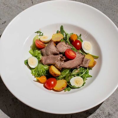 Салат с ростбифомв Hurma по цене 1060 ₽