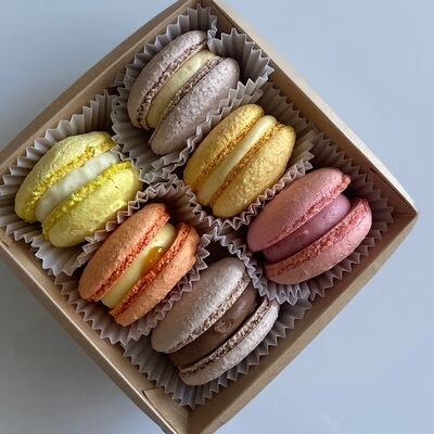 Набор макаронсв Премиум десерты по цене 3400 ₽