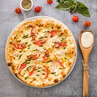 Пицца с курицей и песто в Kumpan cafe