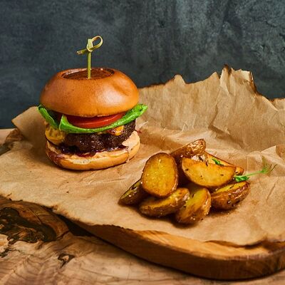 Бургер с говядиной и фирменным соусом в Мята signature 2ФР по цене 910 ₽