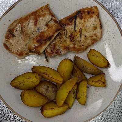 Стейк из куриной грудки с картофелем черри в Boltay по цене 510 ₽