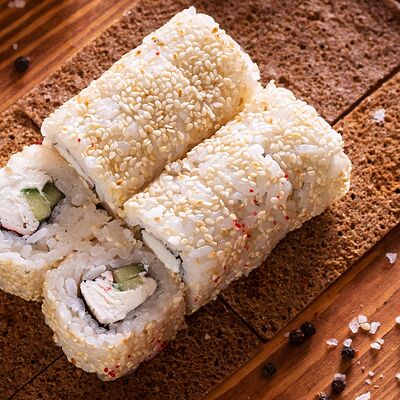 Калифорния в кунжуте с крабом в Адельфия по цене 420 ₽