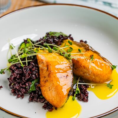 Лосось с диким рисом и апельсиновым соусом в Eva bistro по цене 1200 ₽