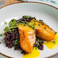 Лосось с диким рисом и апельсиновым соусом в Eva bistro