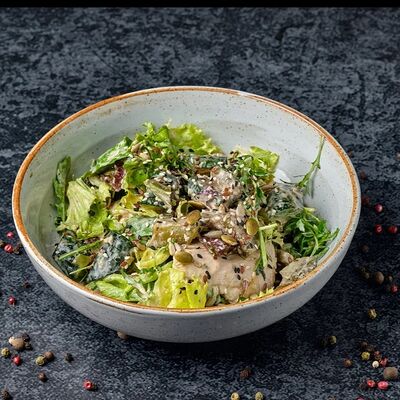 Салат с индейкой и битыми огурцами в Mesto Sushi & Grill по цене 660