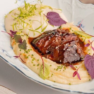 Беф-бургеньон из телячьих щёк с трюфельным пюре в Madame Zhu по цене 950 ₽