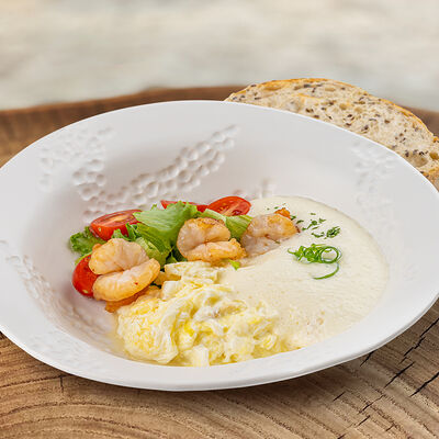 Скрэмбл с креветками и пармезанным соусом в Изикофе по цене 730 ₽