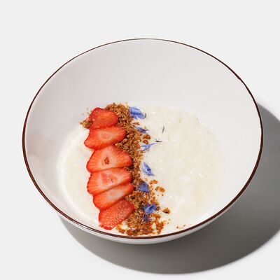 Рисовая каша с шоколадной крошкой и свежими ягодами в Эхо по цене 650 ₽