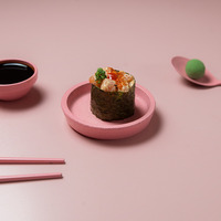 Острый гункан с лососем в Rollwell