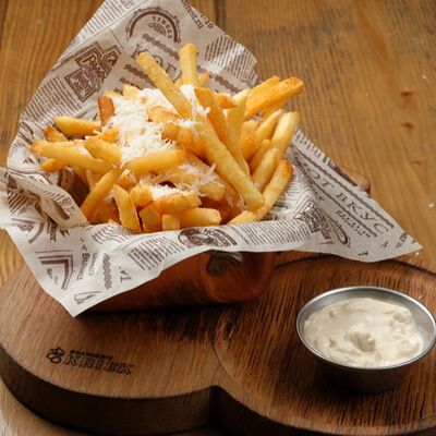 Картофель фри с пармезаном и трюфельным соусомв Иван да Марья по цене 690 ₽