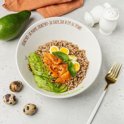 Гречка-боул с лососем, авокадо и перепелиным яйцом в АндерСон по цене 770 ₽