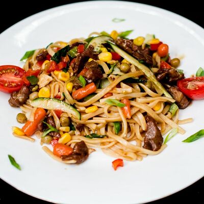 Вок с говядиной с гречневой лапшой в АСА-Суши по цене 360 ₽