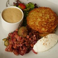 Тёртые оладьи из картофеля с тартаром из говядины в ТЁРКА