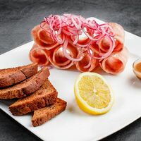 Строганина из пеламиды с фирменным соусом в Сорока