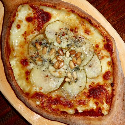 Хачапури по-аджарски Груша-горгонзола в Каретный дворик по цене 760 ₽