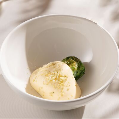 Рыбные голубцы с сигом, сливочным муссом и крамблом из пекорино и тыквенных семечек в Cristal по цене 950 ₽