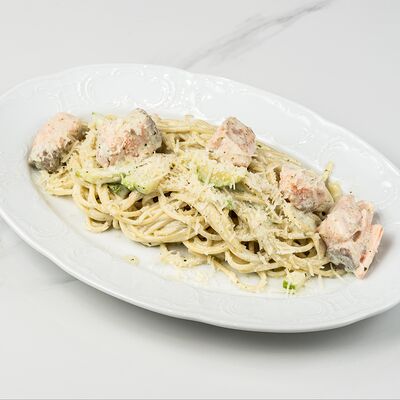 Спагетти с лососемв Date по цене 1200 ₽