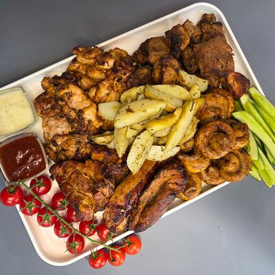 Шашлычное ассорти (6-8 персон) в Мужчина готовит по цене 5600 ₽