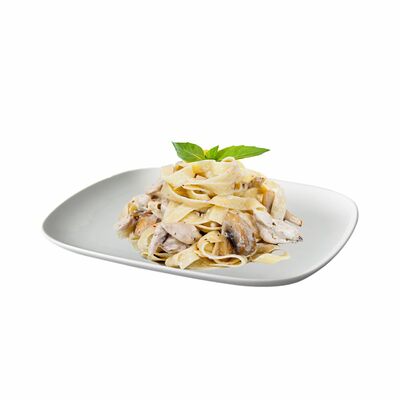 Паста фетучини c курицей и грибами в Суши пицца бургер по цене 441 ₽