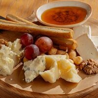Сыры Домашние - большое плато к вину в Russo Italiano