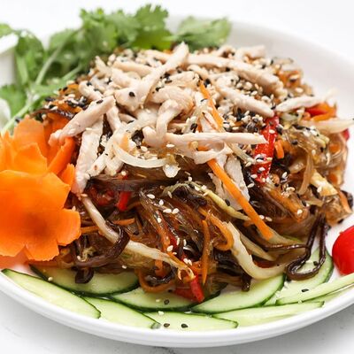 Фунчоза жареная с курицей в Com Viet по цене 450 ₽