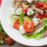Салат теплый с говядиной в Bella Vita