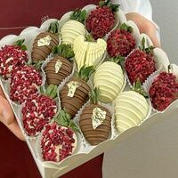Клубника в шоколаде в наборе Белый Ангел в Chocoboom
