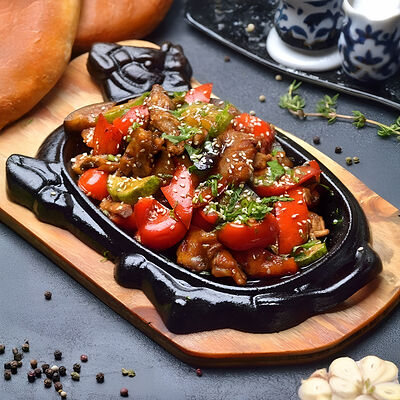 Курица с овощами на жаровне в Чинар по цене 630 ₽