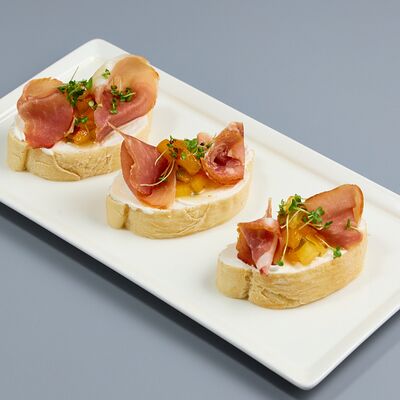 Брускетта с пармской ветчиной и мятной хурмой в Stella Lounge по цене 24 р.