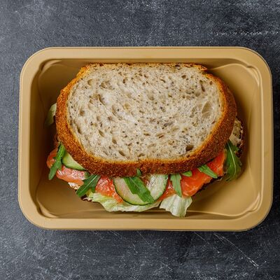 Сэндвич с красной рыбой на цельнозерновом хлебе с семенами чиа в Coffeebrain по цене 360 ₽