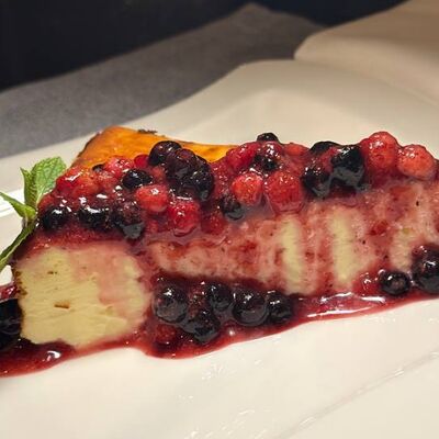 Баскский чизкейк с лесными ягодами в Tutti I Giorni по цене 700 ₽