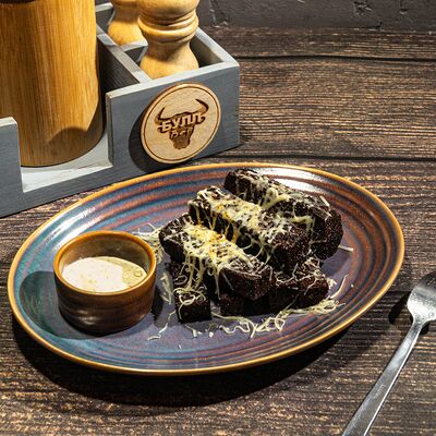 Чесночные гренки с пармезаном в Булл Вар по цене 570 ₽