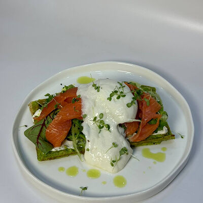 Шпинатная вафля\бриошь с лососем и мусом пармезан в Krems по цене 850 ₽