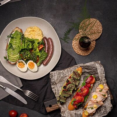 Скрэмбл с домашними колбасками в Nest по цене 680 ₽