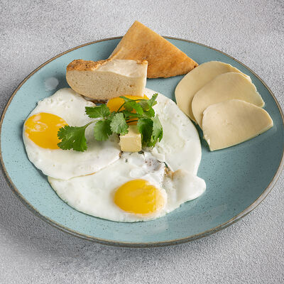 Яичница с сыром сулугуни в Мацони по цене 260
