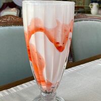 Коктейль молочно-клубничный в Кондитерский бутик Миндаль