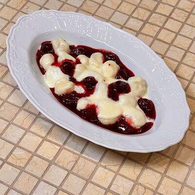 Ленивые вареники с вишней и ванильным соусом в Мари по цене 350 ₽