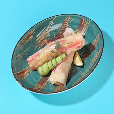 Рулетики из рисовой бумаги с овощами и курицей в соусе Терияки в Kiss по цене 245