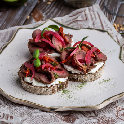 Брускетты с ростбифом в Jager restopub по цене 550 ₽