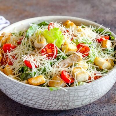 Салат Цезарь с курицей в Гурман по цене 420 ₽