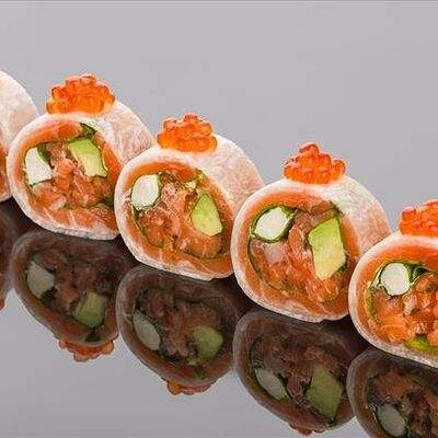 Ролл сашими из лосося с авокадо, шпинатом и сыром филадельфия в Bluefin по цене 2310 ₽