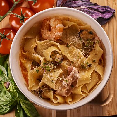 Паста Том ям с морепродуктами в Pasta to go по цене 530 ₽