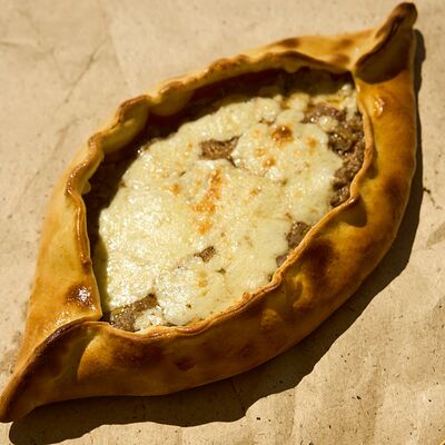 Лодочка мясная с грибами в Грузинские пироги по цене 450 ₽
