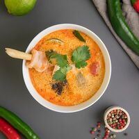 Острый суп с креветками и куриным филе в кокосовом молоке в Asia
