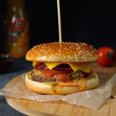 Бургер с котлетой из говядины в Park cafe по цене 440 ₽