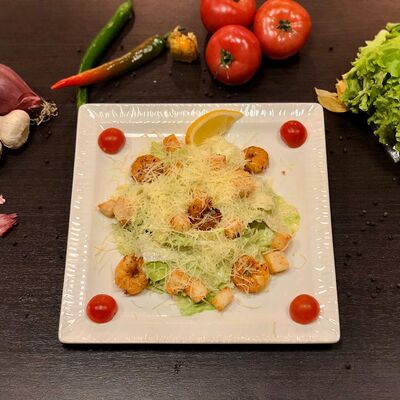 Цезарь с семгой в Тут Lounge Cafe по цене 1300 ₽