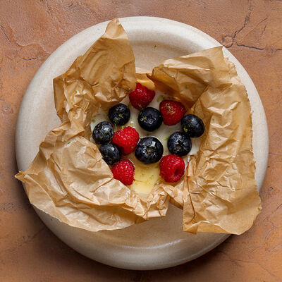 Запечённый йогурт, мёд, малина в Maya по цене 780 ₽