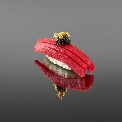 Суши тунец с черной икрой в OUGI по цене 890 ₽