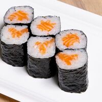 Ролл с лососем в Sushi & Poke