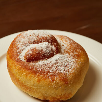 Плюшка с яблоком и кортом в Плюшка по цене 190 ₽